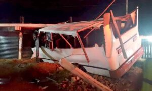 Niño de 9 años resulta herido tras estrellarse bus contra local comercial en Cabimas
