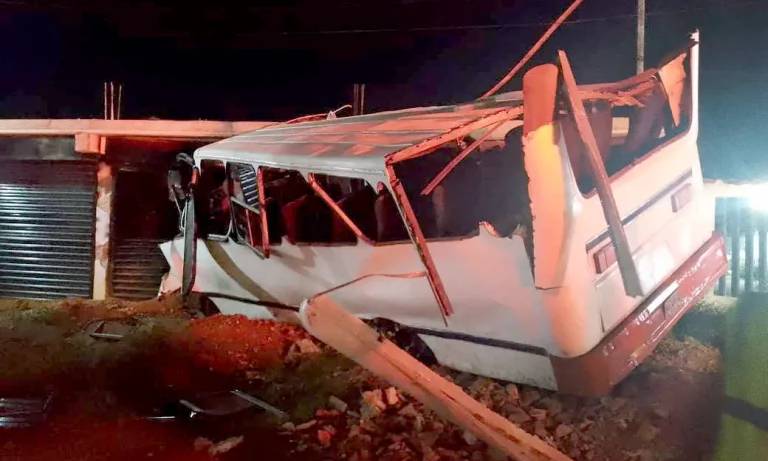 Niño de 9 años resulta herido tras estrellarse bus contra local comercial en Cabimas