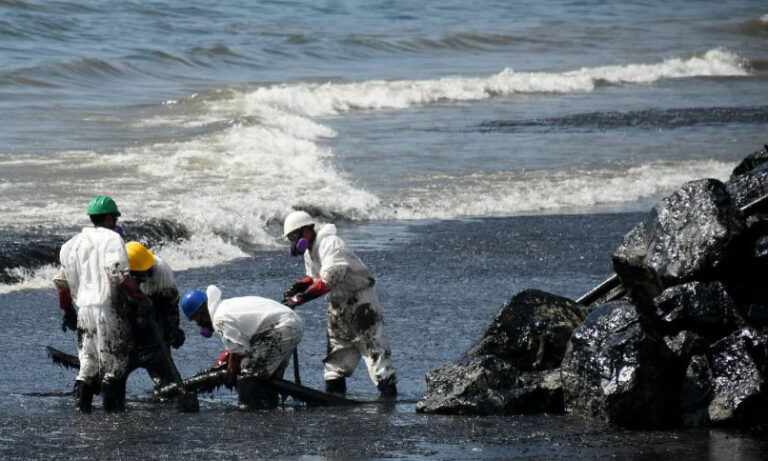 Trinidad y Tobago niega presencia de gran derrame de hidrocarburos en el mar