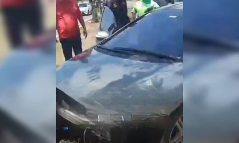 Sufre un infarto e impacta contra un poste en la avenida Fuerzas Armadas