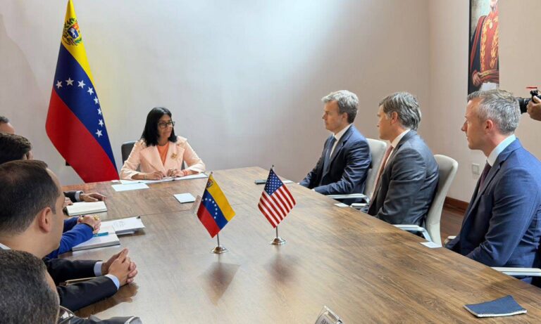 Delegación de EE. UU. dialoga con Rodríguez sobre “la recuperación del sector petrolero”