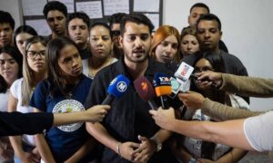 Estudiantes impiden foro de Nicolás Maduro Guerra en la UCV