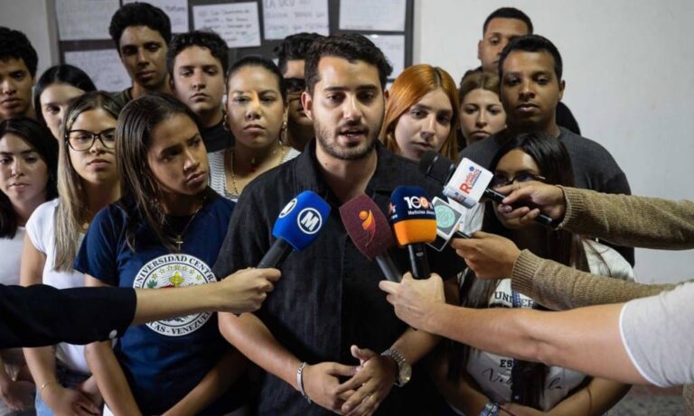 Estudiantes impiden foro de Nicolás Maduro Guerra en la UCV