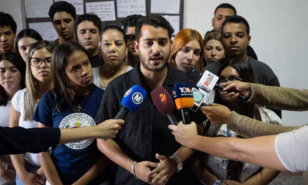 Estudiantes impiden foro de Nicolás Maduro Guerra en la UCV