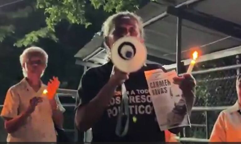 Familiares abrazan a los presos políticos en El Rodeo I tras restricciones