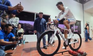 Di Martino entrega bicicleta de alta gama al embajador deportivo Luis Miguel Hernández