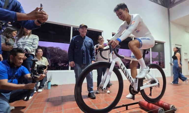 Di Martino entrega bicicleta de alta gama al embajador deportivo Luis Miguel Hernández