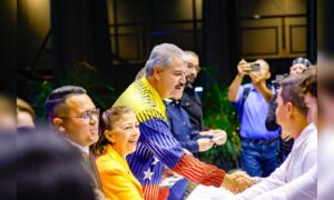 Gobernador entrega Becas Jesús Enrique Lossada a 1.000 estudiantes de universidades públicas
