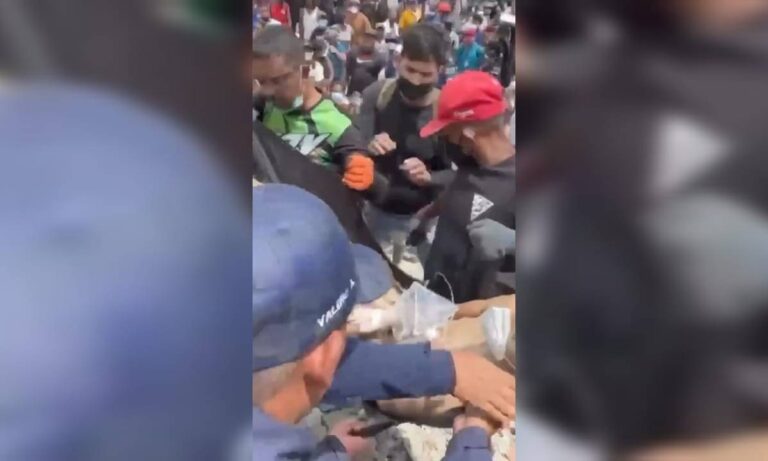 Rescatan a padre e hijo tras casi 96 horas sepultados bajo los escombros