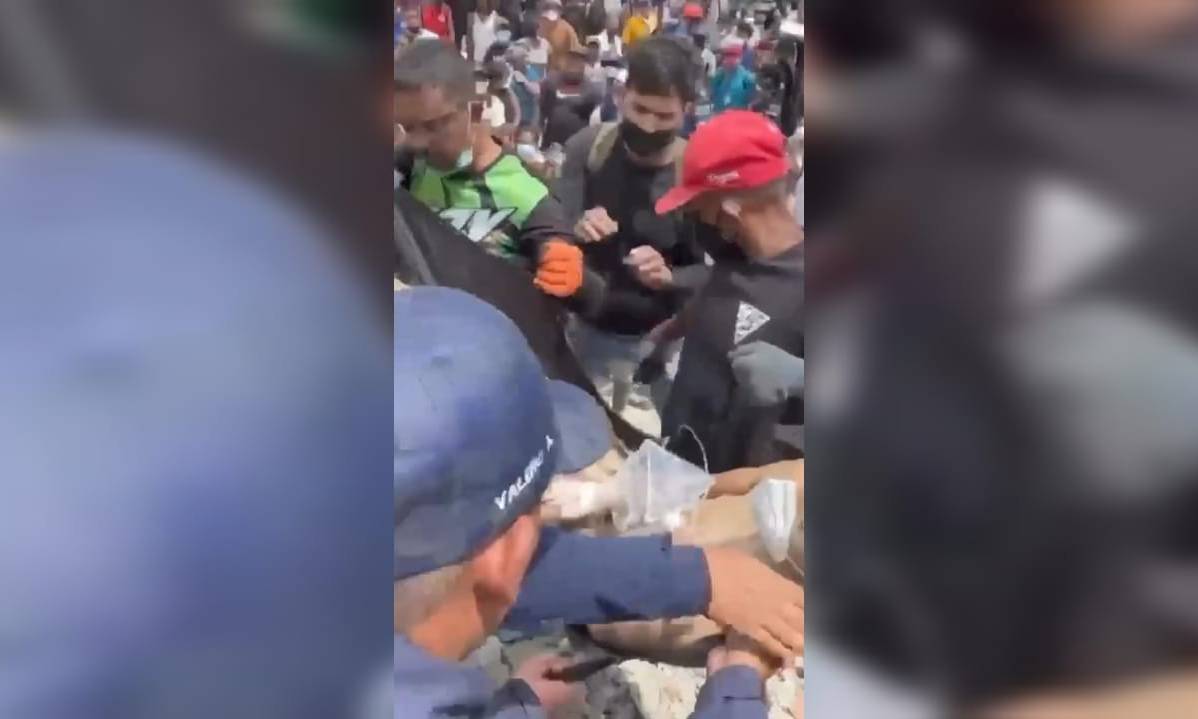 Rescatan a padre e hijo tras casi 96 horas sepultados bajo los escombros