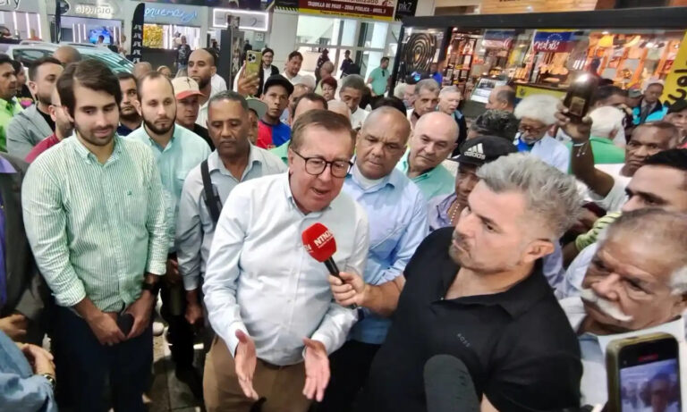 César Pérez Vivas vuelve a Venezuela y dice que Machado retornaría a finales de julio