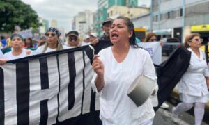 Trabajadores de la salud protestan en Caracas ante bajos salarios