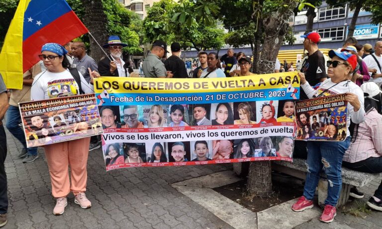 Marchan en Caracas por salarios dignos y libertad de presos políticos