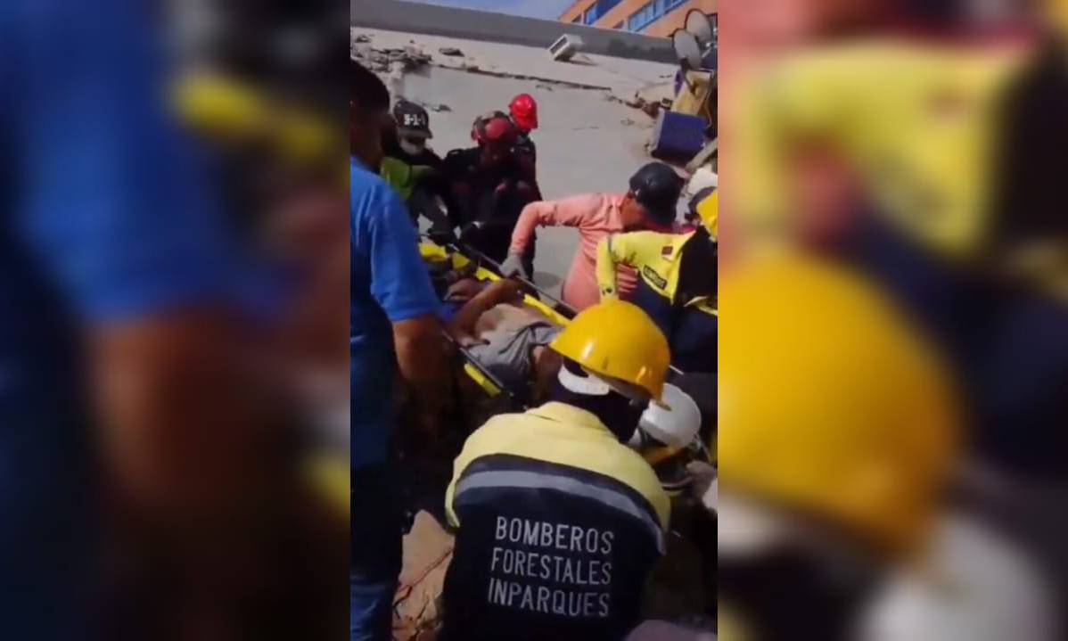 Rescatan con vida a hombre entre escombros de edificio en Tucacas
