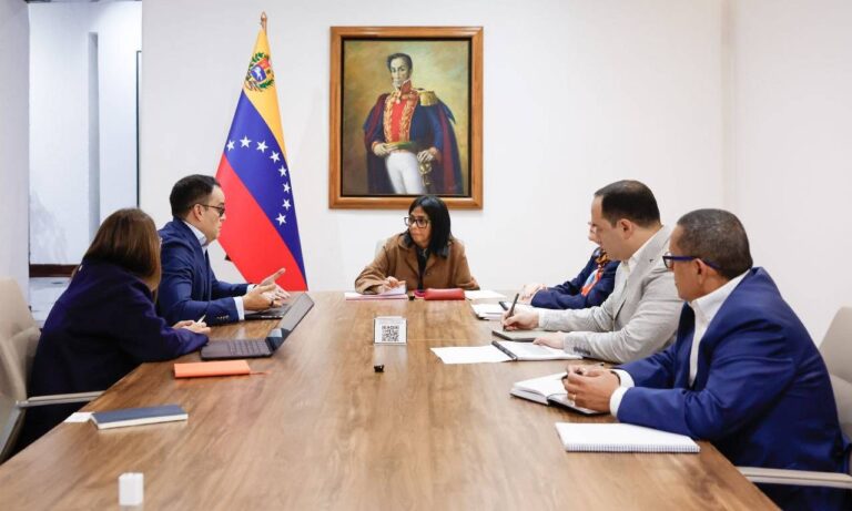Delcy Rodríguez evalúa con su equipo contratos petroleros antes de anunciado viaje a India