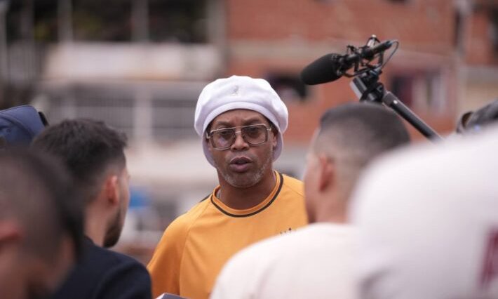 Ronaldinho recorre Petare y es recibido por cientos de seguidores