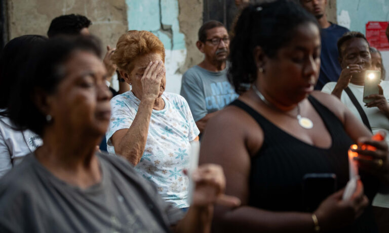 Vecinos de La Guaira recuerdan a víctimas del terremoto entre nerviosismo