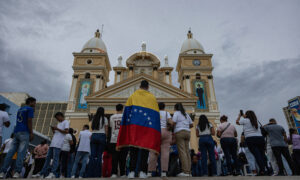Zulianos recuerdan a las víctimas de los sismos con velas y oraciones en la Basílica