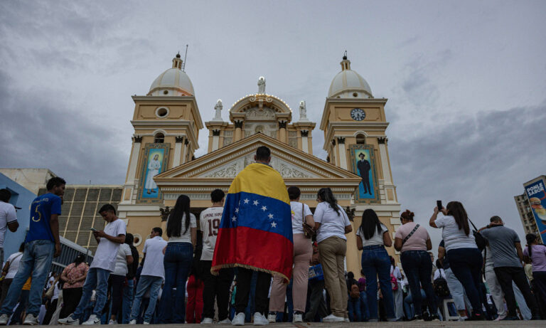 Zulianos recuerdan a las víctimas de los sismos con velas y oraciones en la Basílica