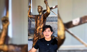 Alcaldía adquiere escultura de Messi para apoyar a afectados por los terremotos