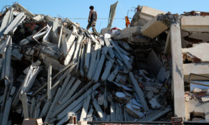 Aumenta a 4.490 el número de víctimas mortales por los terremotos