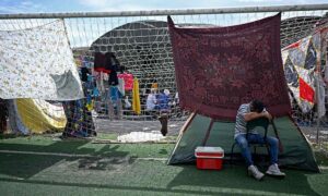 Alertan que 6.000 personas siguen durmiendo en la calle tras un mes del doble terremoto
