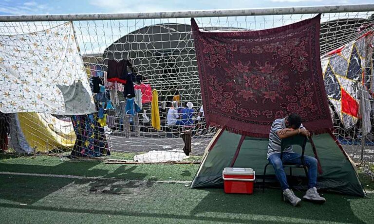 Alertan que 6.000 personas siguen durmiendo en la calle tras un mes del doble terremoto