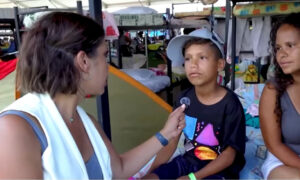 Damián enfrenta la pérdida de su madre tras los sismos jugando fútbol en un refugio