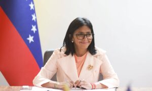 Delcy Rodríguez se querella contra empresario español que la acusa de entregarle un sobre de Pdvsa