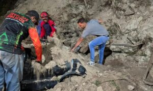 Tres vehículos tapiados deja deslizamiento de tierra en la Colonia Tovar