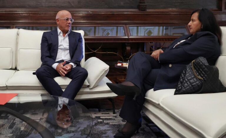 Chavismo y oposición se preparan para un nuevo diálogo sin Machado