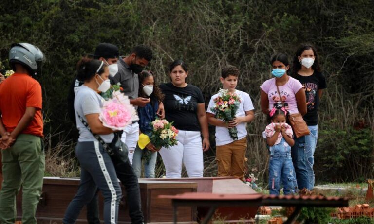 Familiares de las víctimas en La Guaira enfrentan una dolorosa espera que frena su duelo