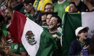 Al grito de “no están solos” rinden tributo a Venezuela en el estadio Azteca