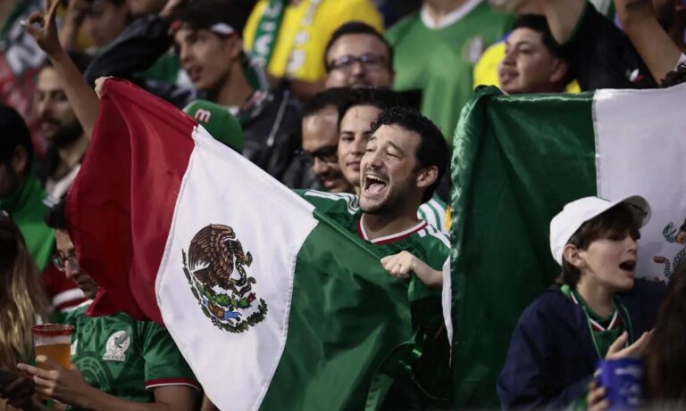 Al grito de “no están solos” rinden tributo a Venezuela en el estadio Azteca