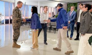 Jefe del Comando Sur coordina con el gobierno interino la reconstrucción tras los terremotos