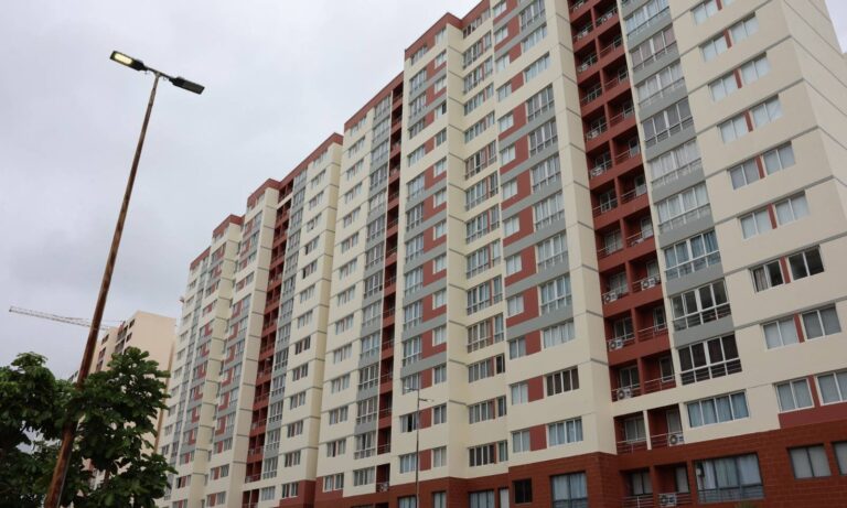 Gobierno interino entrega 240 viviendas a familias afectadas por el doble terremoto