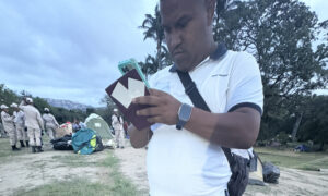 Periodista británica denuncia que fotografiaron su pasaporte durante cobertura en Caracas