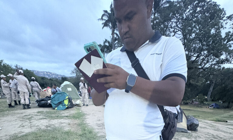 Periodista británica denuncia que fotografiaron su pasaporte durante cobertura en Caracas