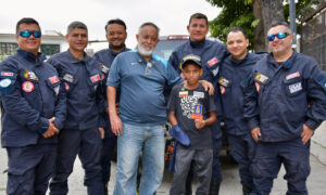 Niño rescatado en La Guaira se reencuentra con equipo colombiano que salvó su vida