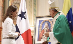 Machado asiste a misa en Panamá por las víctimas de los terremotos en Venezuela