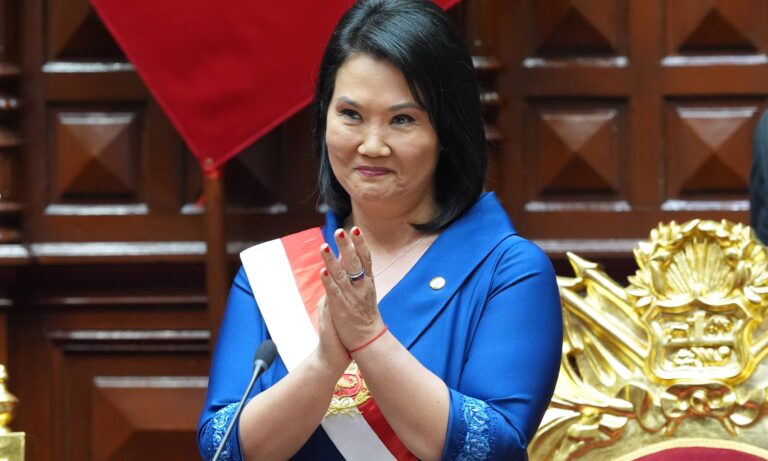 Keiko Fujimori jura como presidenta de Perú y promete preservar la democracia