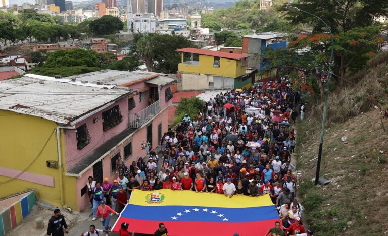 Oficialismo marcha por Chávez y olvida a Maduro con su “aplastante mayoría” del 28J
