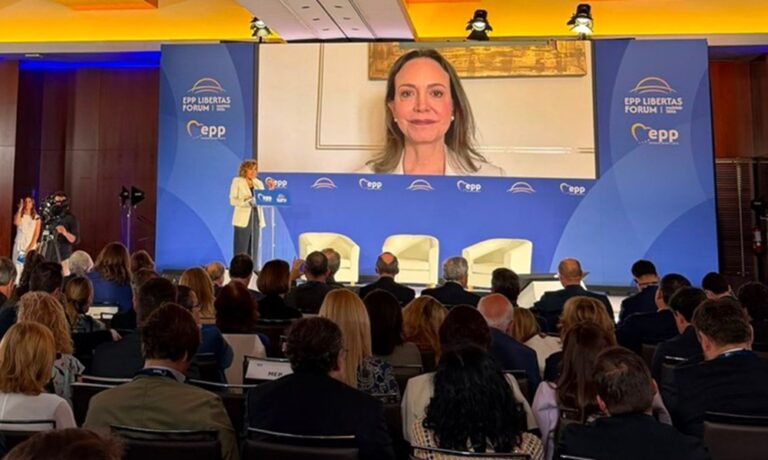 Machado reitera su regreso al país y pide ayuda a Europa para la “reconstrucción democrática”