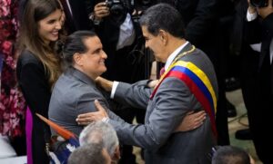 Juez condena a Maduro y Saab a pagar $314 millones a 3 estadounidenses torturados