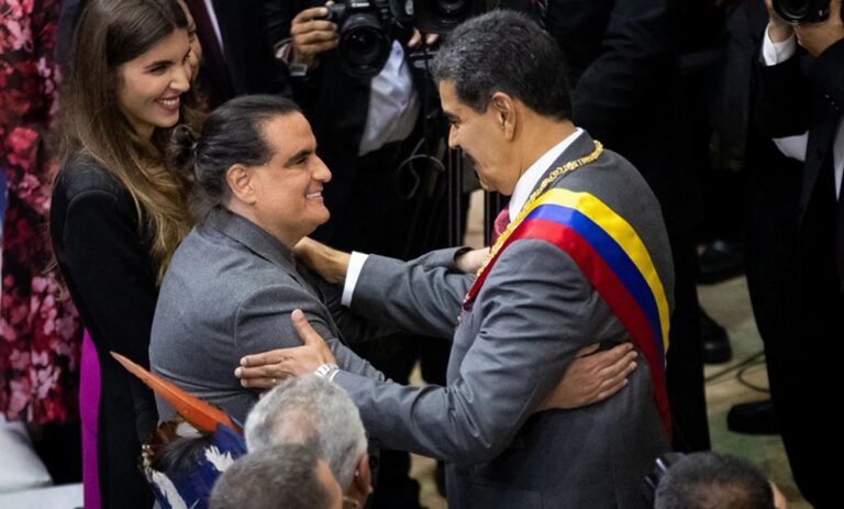 Juez condena a Maduro y Saab a pagar $314 millones a 3 estadounidenses torturados