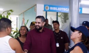 Otra vecina increpa a Maduro Guerra en La Guaira: “Dejaron morir a la gente bajo los escombros”