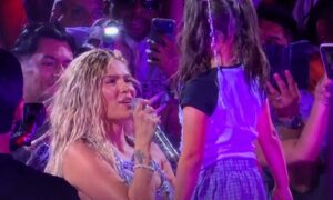 Niña sorprende a Karol G en un concierto al confesarle que su canción favorita es de Shakira