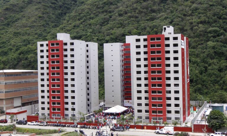 Exministro de Chávez confiesa que la Misión Vivienda no hacía estudios de suelo