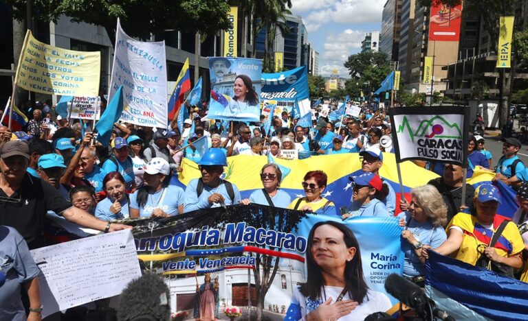 Oposición marcha en Caracas exigiendo elecciones y el regreso de Machado