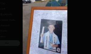 Padre homenajea a su hijo fallecido en La Guaira con cuadro firmado por rescatistas